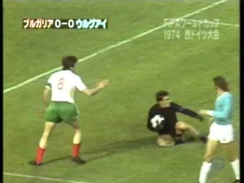 Pablo Forlan (father of Diego Forlan) in Uruguay-Bulgaria, WC-1974