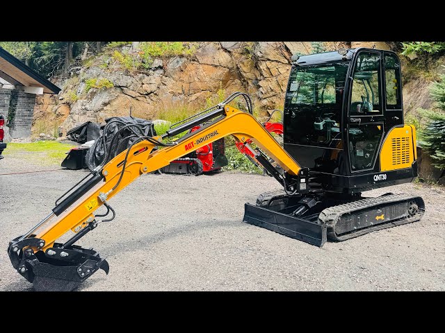 AGT  Kubota 25 hp D902 Diesel Professional Mini Excavator in Other in Muskoka