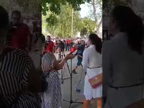 Slavica Mandić na skupu pred Aluminom prkosi Stevanovićevim batinašima, plaćenicima i zviždačima