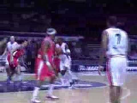 22 15-01-08 BCO-Nymburk - Chuck Davis recupereert airball va