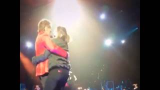 Barry Manilow serenades Michigan native in Vegas