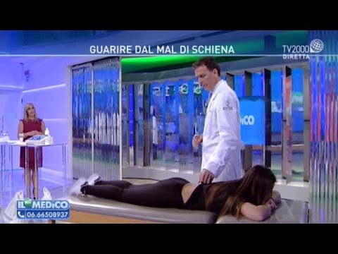 Dolore addominale negli uomini nel bel posteriore Nat complesso esercizio di osteocondrosi