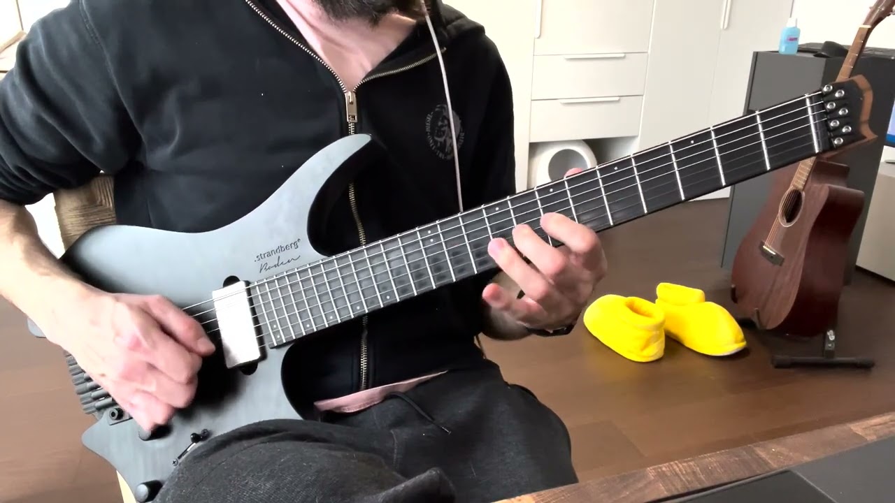 Roberto Barlocci playing a 16th notes and triplets rhythm exercise on electric guitar.