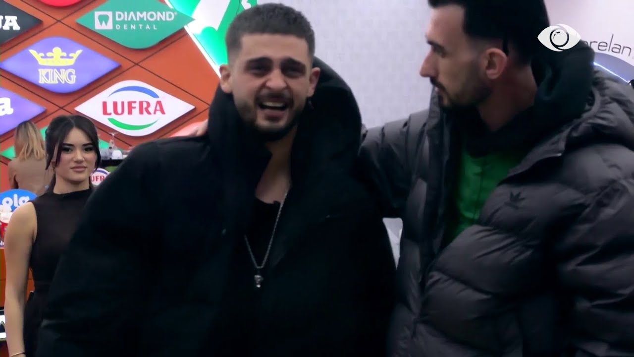 Kënga e Gjestit vendoset në sfond, Gimbo përlotet, banorët i qëndrojnë afër