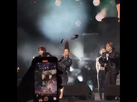 another fancam of dara's shoes having its own coachella + dara holding her laughter at the end lmfao