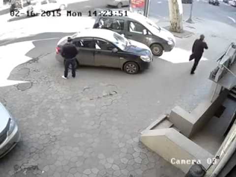 طريقة جديدة لسرقة النساء خلال قيادة السيارة يرجى الحذر