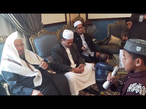 تلاوة قرآنية خاشعة لطفل مسلم من آسيا أمام سماحة الشيخ القرضاوي رحمه الله تعالى