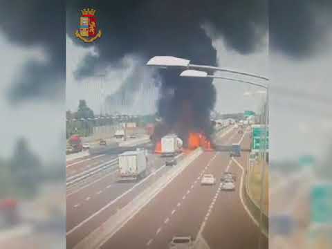 Twee doden, 60+ gewonden bij enorme explosie tankwagen op snelweg - FOK!