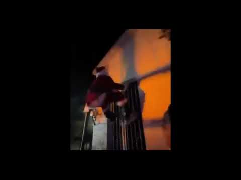 santa twerks on window (twerking party)