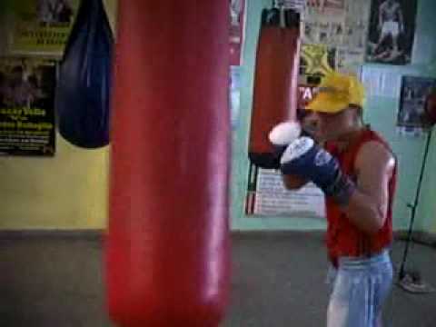 6) BOX, MUNDIAL ITALIA 2009, EXHIBICION  de BRIAN CASTAÑO, BOLSA   Y MANOS CON SU PADRE,