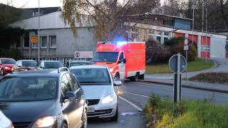 preview picture of video 'RTW 1 Feuerwehr Menden - Einsatzfahrt durch Stau'