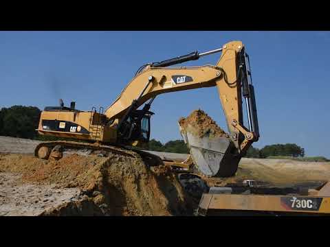 Caterpillar 390D loading 730C and A30F