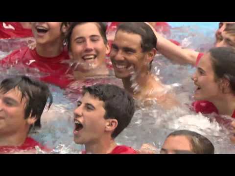 Rafa Nadal dives into pool after winning title | Barcelona Open 2017