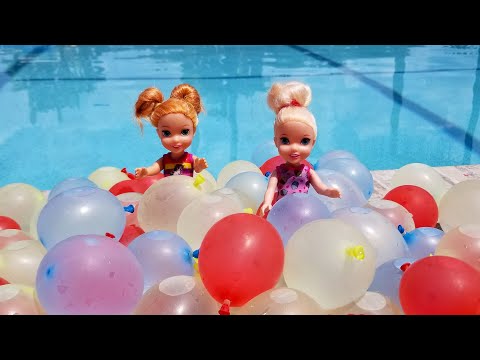 Water fun ! Elsa and Anna toddlers - balloons - pool -  splash - floaties
