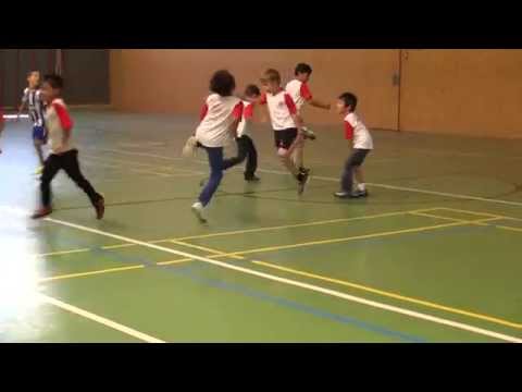 小学生夏休み短期留学：スイス寄宿学校ラ・ガレン校の2015年子供向けサマーキャンプの屋内サッカー練習（La Garenne）【スイス留学.com】