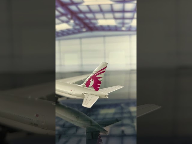 Qatar Airways Boeing 777-300ER "25 Years of Excellence" A7-BEE Flaps Down 1:400 JC Wings XX40137A