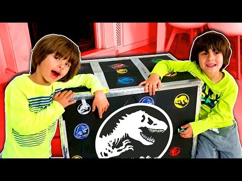 12 SORPRESAS ÉPICAS en la CAJA MISTERIOSA de Jurassic World 🦕 ¡Dani y Evan alucinan!