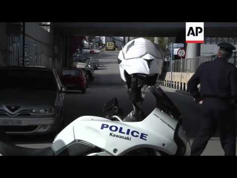 Bomb explodes in shopping mall, injuring two security guards