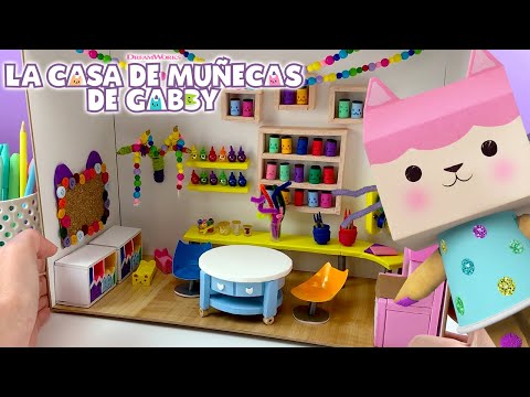 ¡Construyendo la Sala de Manualidades de Bebé Caja! | LA CASA DE MUÑECAS DE GABBY