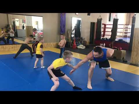 Единоборства для детей Киев. Тренировки по боксу и кикбосингу Киев