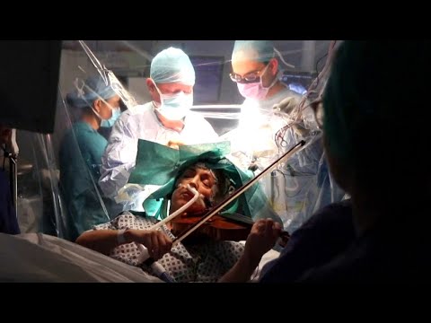 女性は信じられないほど脳腫瘍の手術中にバイオリンを弾く (Woman Incredibly Plays Violin During Brain Tumor Surgery)