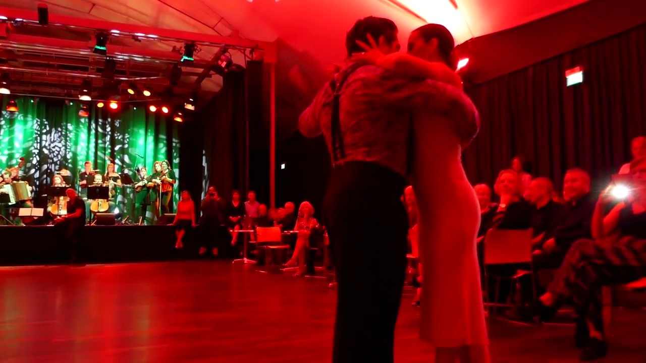 Leonel Mendieta & Natalia Hassan bailan Recuerdo en PUC- Munich /El Farolito