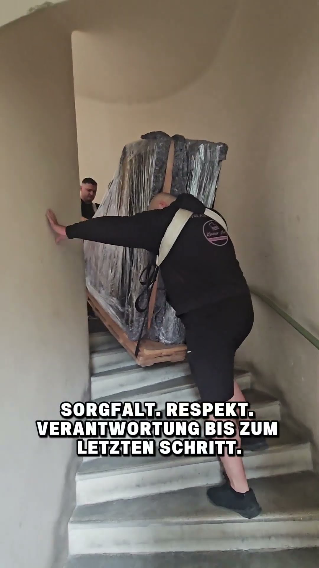 Standbild aus dem Video: Flügeltransport über eine Wendeltreppe in Wien