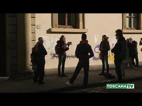 2020-11-17 FIRENZE - LEZIONE IN PRESENZA DAVANTI LICEO CONTRO DAD