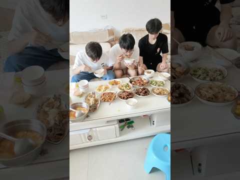 儿子的高中同学，在我家白吃白住了两年。