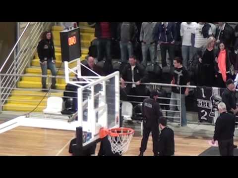 Adepto do Guimarães oferece porrada a agente da Psp