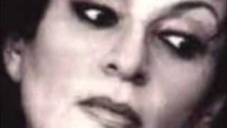 la longue dame brune