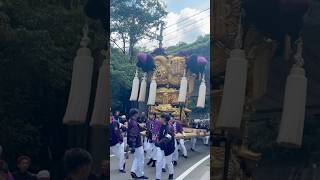 高架下をくぐる　北野太鼓台