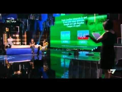 VICTOR VICTORIA - Geppi Cucciari presenta il sondaggio a Paola Cortellesi