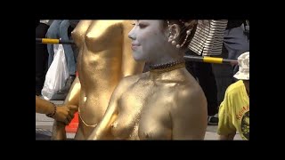 金粉ショー　通行人がいっぱいなのに金粉だけで踊る人達