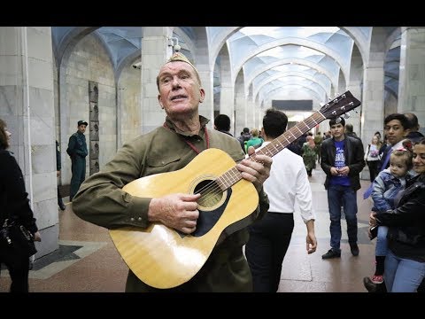 Песни военных лет в метро Ташкента