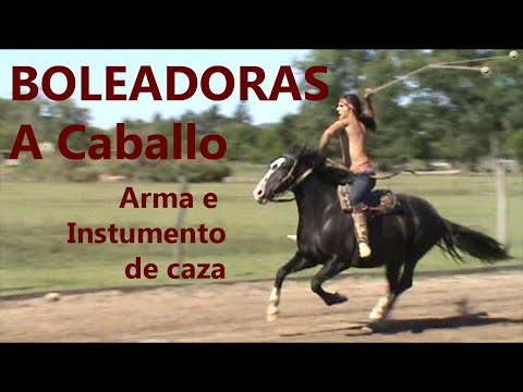Uso de boleadoras a Caballo. Demostración de Gauchos e Indios lanzando boleadoras.