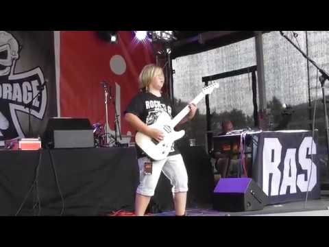 Boy plays Guitar at Rock am Stück 2018