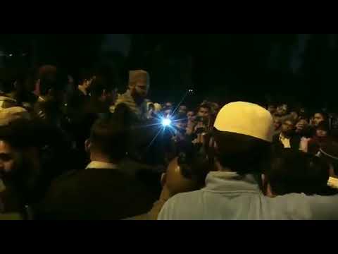 अल्लाह हु अकबर –  इंशा अल्लाह के नारे लगते हुए छात्र