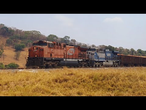 Trem de bauxita subindo a rampa do km1514 Ferrovia Norte Sul em Petrolina de Goiás