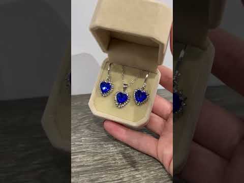 Подарок девушке набор "Сапфировые сердечки" серьги и кулон с цирконами в серебристой оправе в коробочке - фото 2 - id-p2482291265