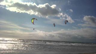 preview picture of video 'Rhossili - Kite Surfers having FUN'