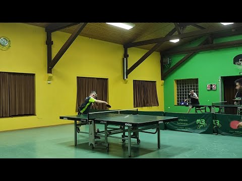 Bezirksliga Düsseldorf beim ESV Großenbaum - Lars Kriegel gegen Mateja Franovski