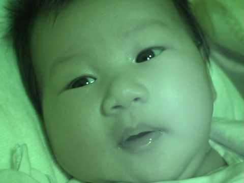 20090110妹妹å飽幫她æå°¿å¸å¾ä¾å¨çæ°£.MPG