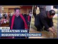 Emotionele Kim Jong-un draagt kist tijdens uitvaart