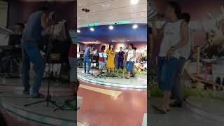 Download lagu Suasana Asik hiburan Di atas Kapal... mp3