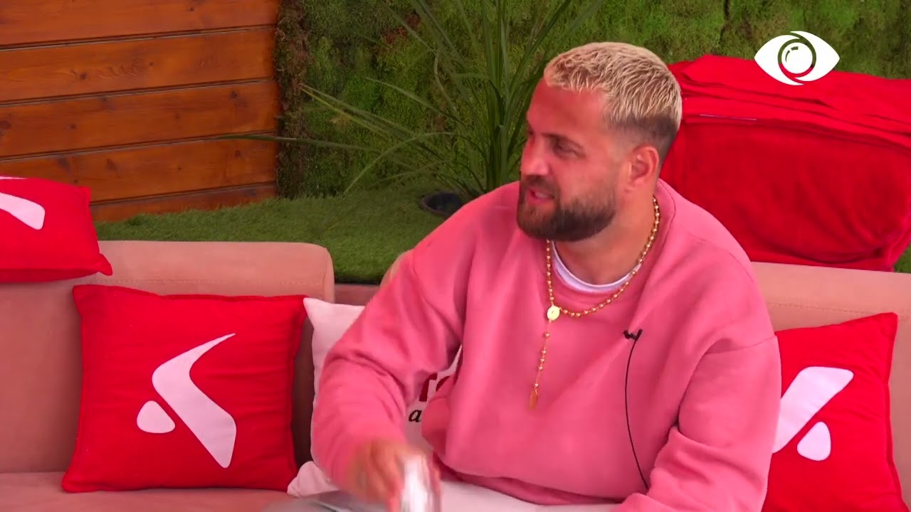 Oktapodit priji kokën/ Luizi bisedon me Qetsorin dhe Fotininë