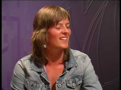 Bernadette praat met Nienke de Waard