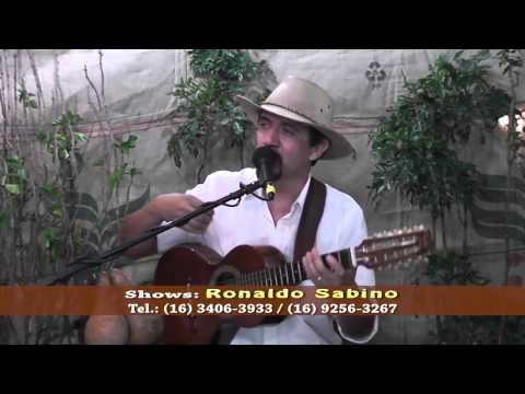 Ronaldo Sabino interpreta Beijinho Doce, no encerramento do programa Prosa, Café e Viola