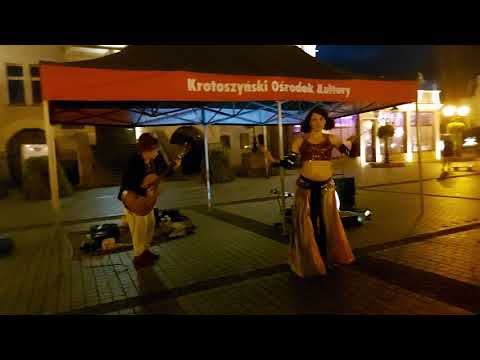 BuskerBus 2021: Hanna Włodarczyk (HuRaban) i Dancer Lucy [live music and belly dance]