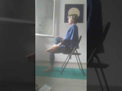 yoga sur chaise, de la torsion à la pince avant
